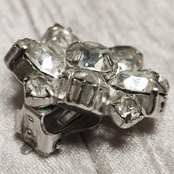 Unsigned Blazing Clear Silver Tone Rhinestone Vintage Clip Earrings Prong Set - Picture 13 of 14